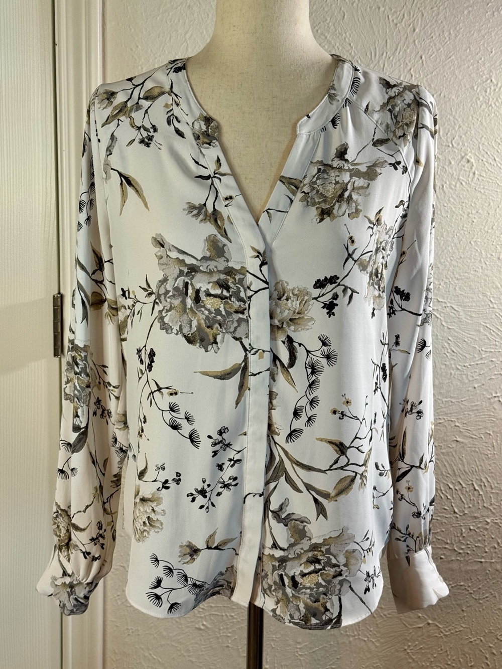 WHBM Floral Button-Front V-Neck Blouse - White with Taupe and Black Floral Print